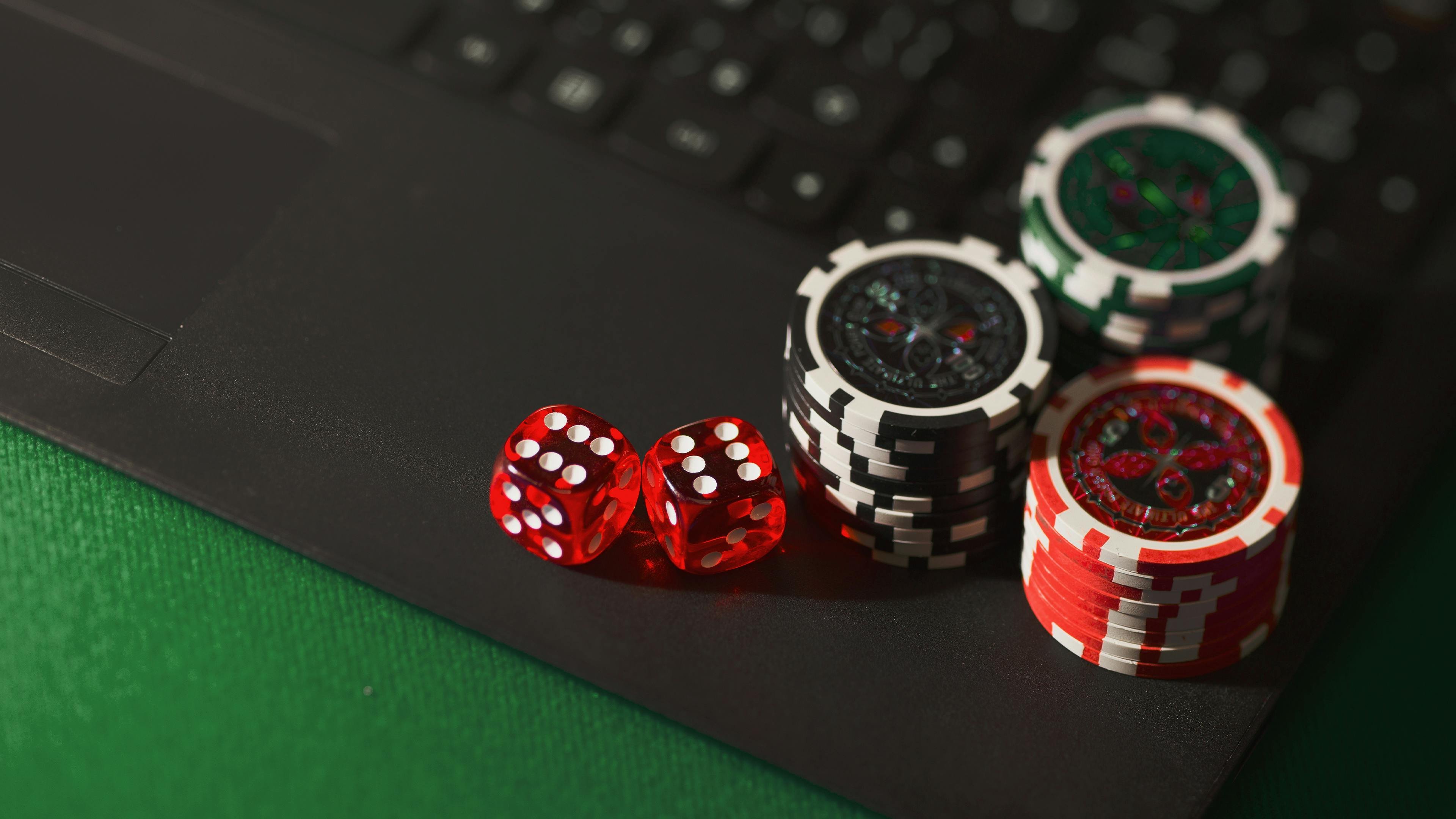 Dealer joki188 memproses permainan Andar Bahar dengan kartu fisik dan kamera multi-sudut