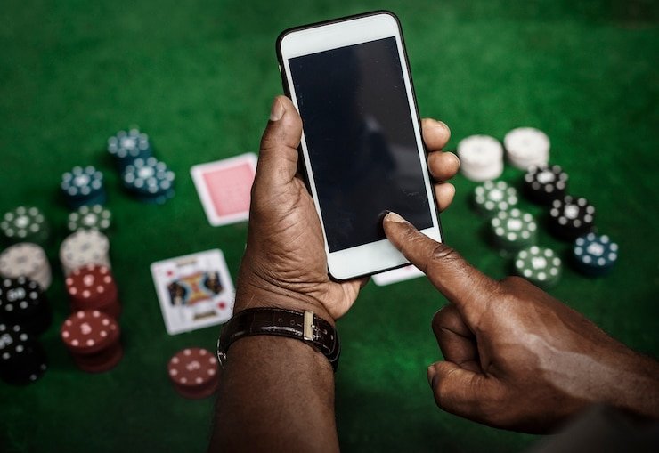 Pemain joki188 berinteraksi dengan dealer Crazy Time selama bonus round Pachinko